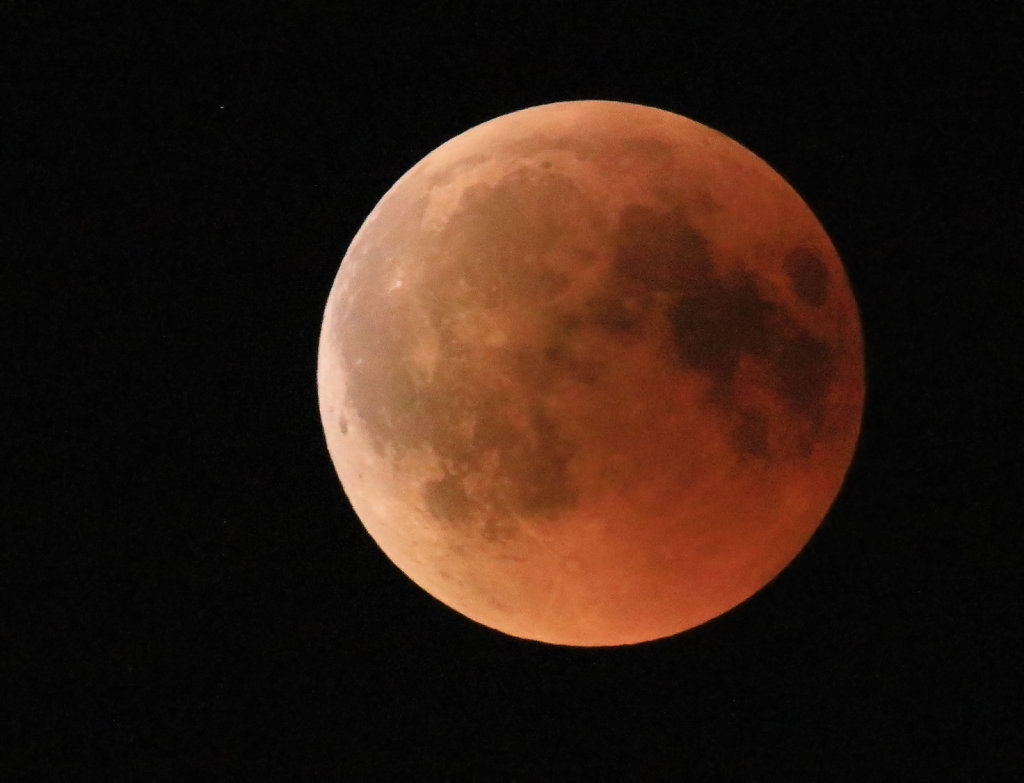 Zatmění měsíce skrz lehkou oblačnost 27.7.2018 - ohnisko 1200 mm